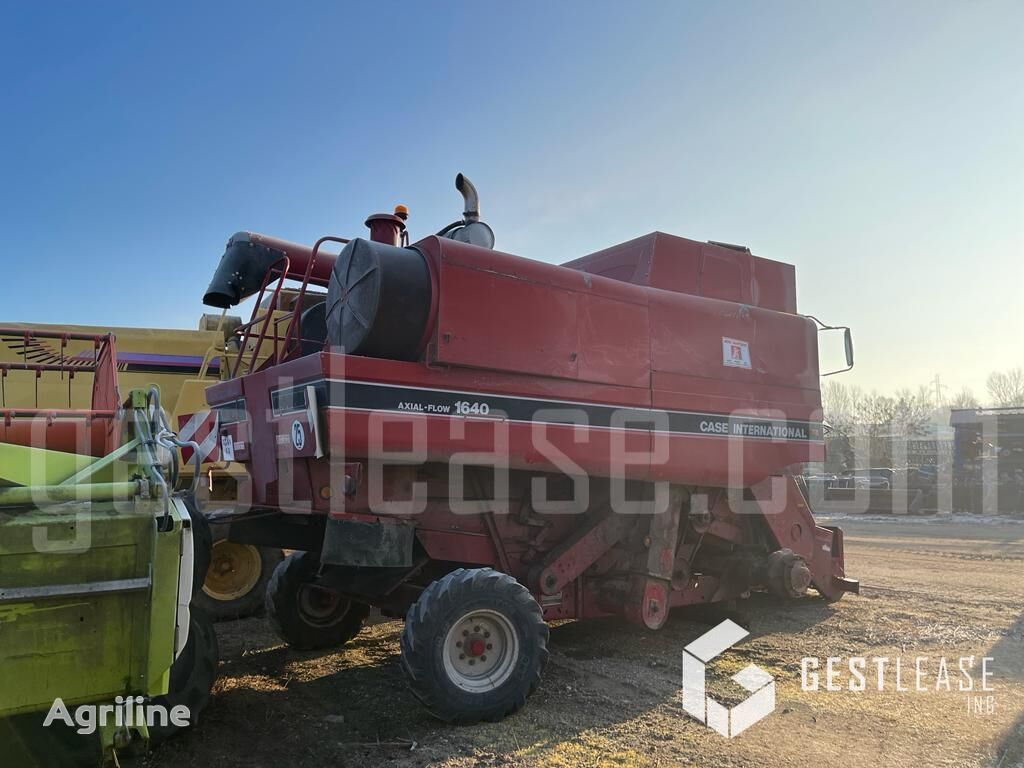Moissonneuse-batteuse CASE IH 1640 endommagee