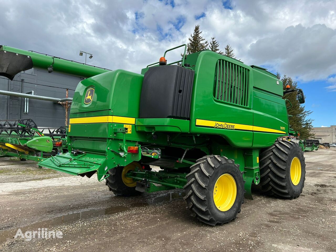 Moissonneuse-batteuse JOHN DEERE T670 - Photo 3