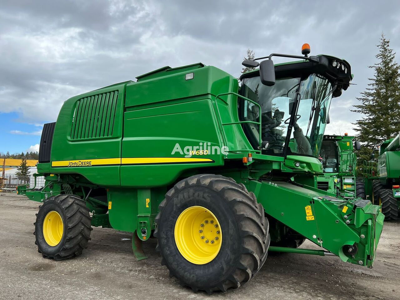 Moissonneuse-batteuse JOHN DEERE W650 - Photo 2