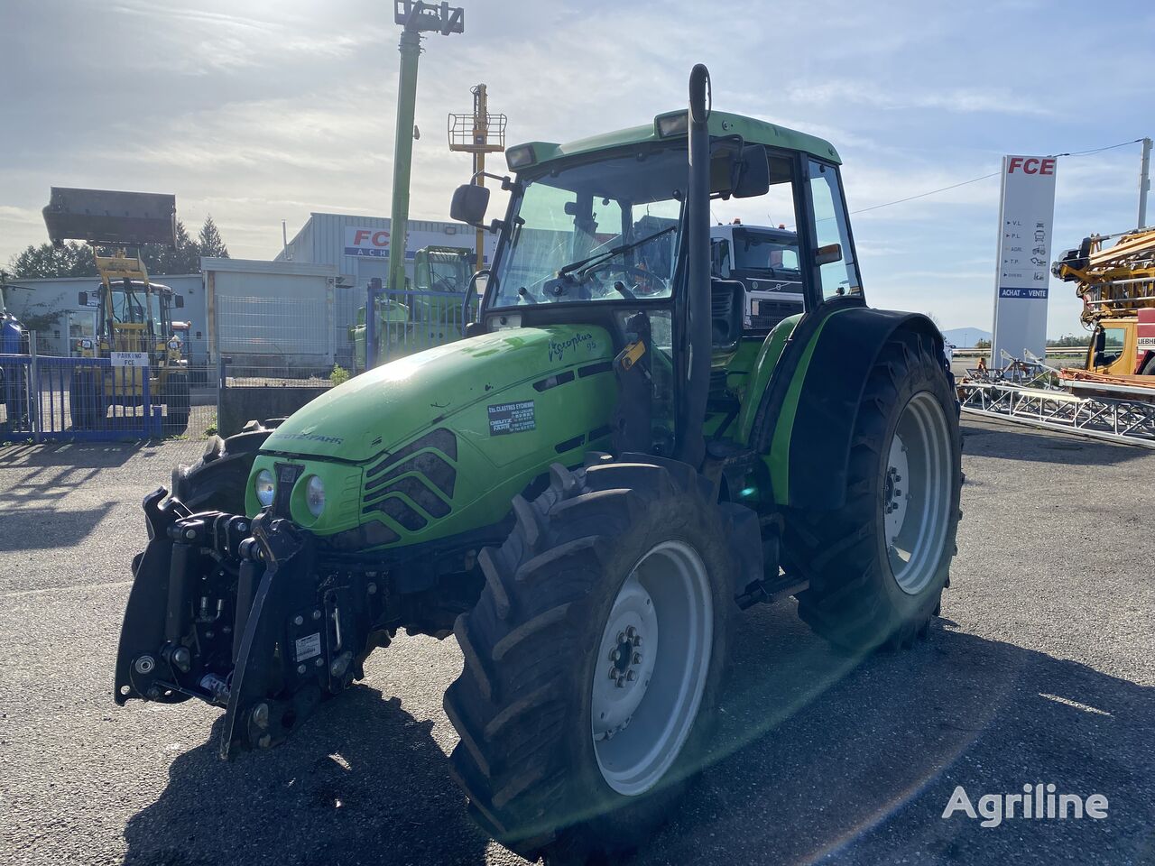 Tracteur a roues DEUTZ-FAHR AGROPLUS 95 DT endommage